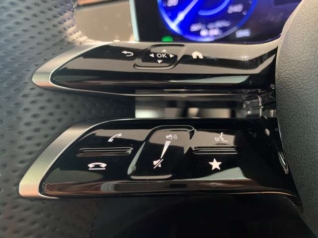 運転中も操作しやすいステアリングスイッチ付き。ボリューム調整など、運転中のちょっとした操作はハンドルを放すことなく操作可能です。