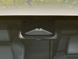 【トヨタセーフティセンス】走行中に前方の車両等を認識し、衝突しそうな時は警報とブレーキで衝突回避と被害軽減をアシスト。より安全にドライブをお楽しみいただけます。
