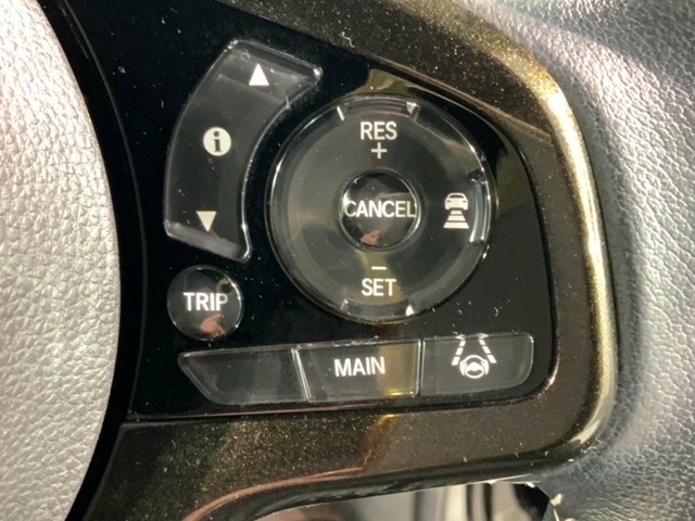 クルーズコントロールを装備しています。高速道路などで一定の速度で走ってくれるので運転が楽ですよ！速度を設定できますので、スピードの出しすぎにも注意できます。