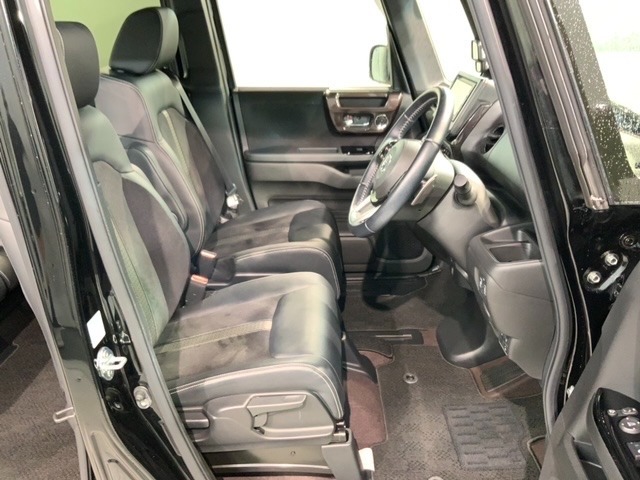 シートは厚めのクッションですのでゆったり座れますよ。