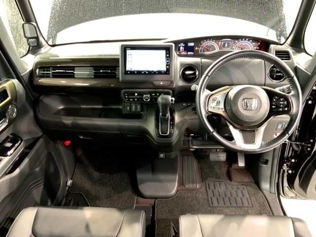 使いやすいレイアウトのダッシュボード周辺です。オートエアコンや小物入れなど嬉しい装備が満載です。