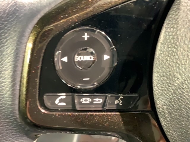 ステアリングにオーディオ操作スイッチが付いています。オーディオ画面に直接タッチしなくても操作が出来ますので、運転に集中できます。