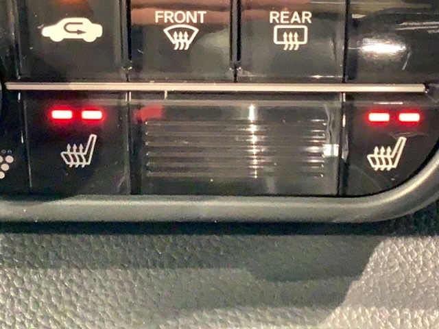 フロント両席にはシートヒーターが付いています！寒い日に便利な装備ですね。