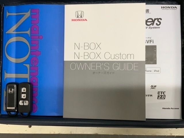 スマートキーは鍵をバッグに入れたままでもドアロックの開閉やエンジンのON・OFFができます。夜間や雨の日も鍵を探さなくて良いので便利です。