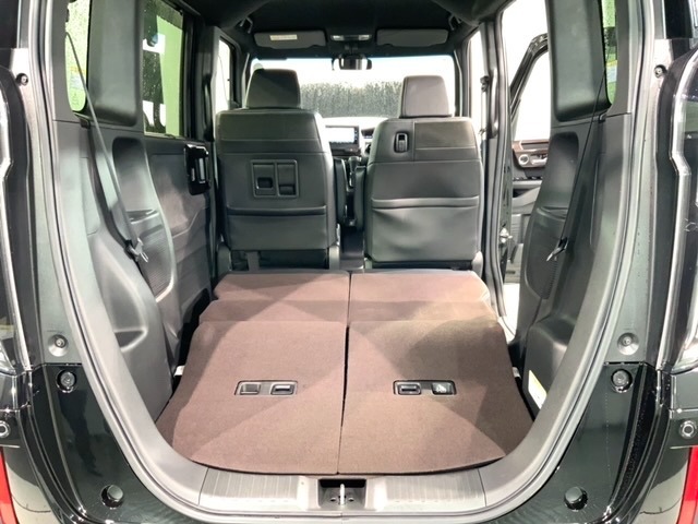 リアシートを倒すと、ラゲッジスペースを広くお使いいただけます！