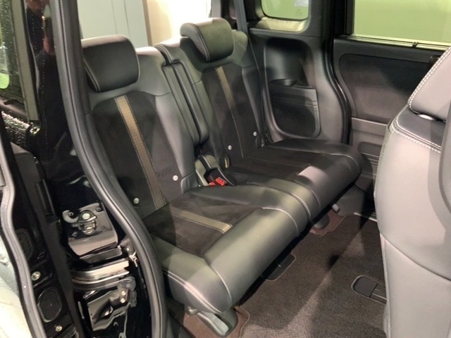 後席も余裕の広さ！ゆったりくつろげます！！