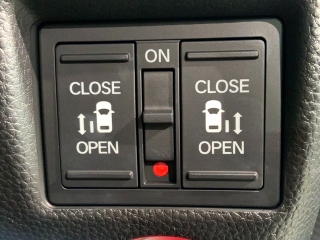左右両側パワースライドドアが付いています。ワンタッチで簡単にお子様でも、お年寄りの方でも、開閉できますからとても便利です。キーレスや車内スイッチでも自動でドアの開閉ができます。