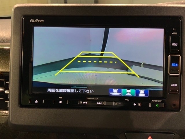 リバースギアに入れるだけで後方の表示へ切り替わります。夜間や雨の日の駐車も楽になりますよ。