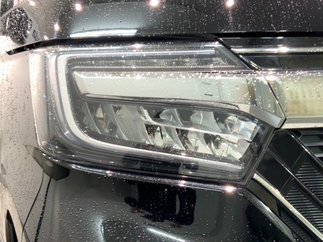 LEDヘッドライトは、点灯の瞬間から最大光量を発揮し、突然暗くなるトンネルなどでの安定感を高めます。