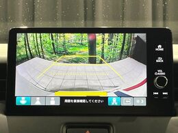 【バックカメラ】駐車時に後方がリアルタイム映像で確認できます。大型商業施設や立体駐車場での駐車時や、夜間のバック時に大活躍！運転スキルに関わらず、今や必須となった装備のひとつです！