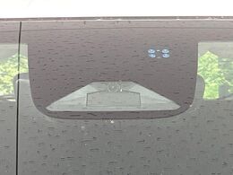 【ホンダセンシング】走行中に前方の車両等を認識し、衝突しそうな時は警報とブレーキで衝突回避と被害軽減をアシスト。より安全にドライブをお楽しみいただけます。