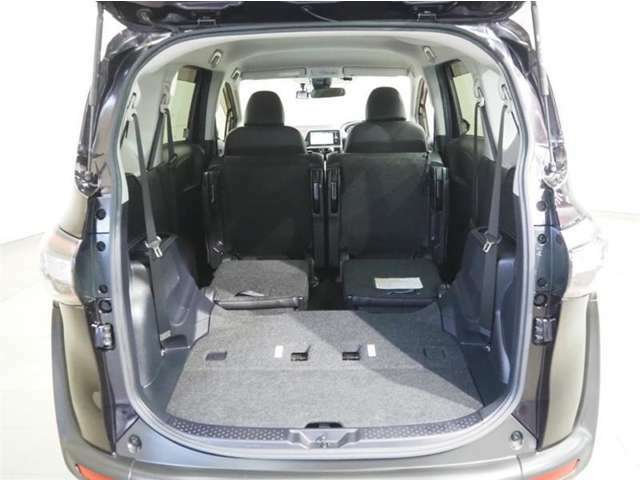 サードシートはセカンドシートの下に格納可能でラゲージスペースを広くできます。