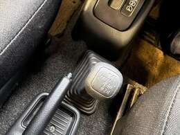 2WDと4WDを切り替えできます。普段は2WD、悪路では4WDと切り替えて燃費の心配を軽減できます！