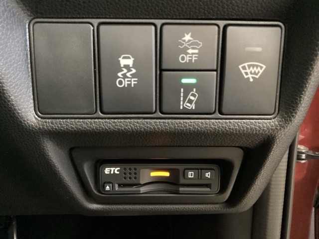 Hondaセンシング用の、VSA（ABS＋TCS＋横滑り抑制）解除とレーンキープアシストシステムのメインスイッチなどはハンドルの右側に装備しています。その下にETCがついています。