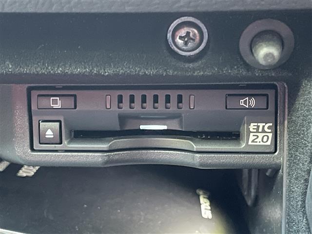 【ETC2.0（DSRC/ITSスポット）】ETCカードを挿入すれば料金所はノンストップで通過できます。ETC限定の割引や、高速道路の情報提供サービスを利用できます。