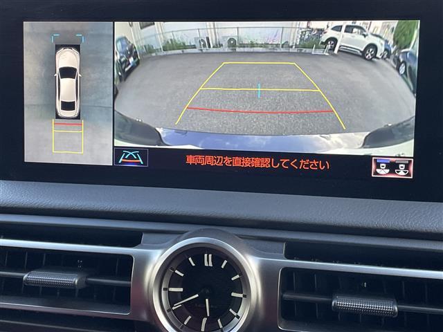 【パノラミックビューモニター】クルマを真上から見下ろした視点で駐車をサポートします！クルマの斜め後ろや真横など、いち早く障害物に気が付くことができます。