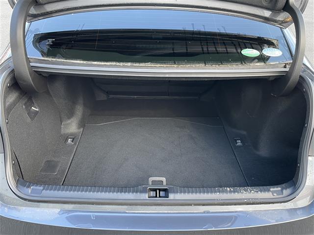【トランク】積み込みやすくて、たっぷり積める荷室です。シートアレンジできるものは、乗車人数と荷物の量や大きさによってシートを動かすことができるので、より快適なドライブが可能です！