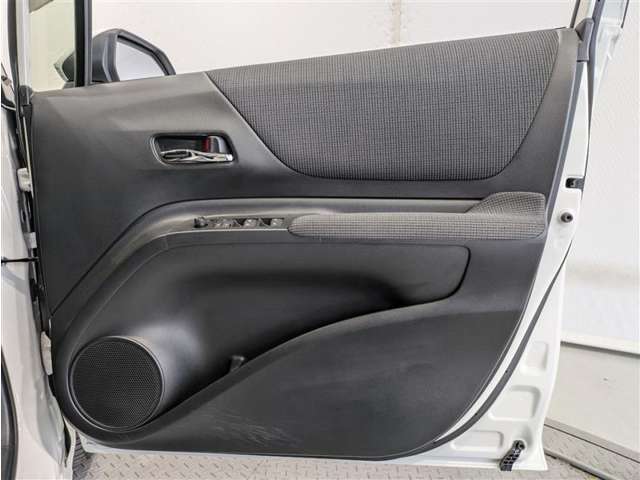 運転席ドア内張はご覧の通り。ドアポケットの収納もバッチリです