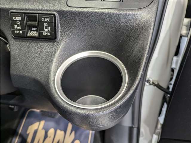 便利なカップホルダーを装備しています。　缶ジュースを開けて運転していると振動で倒れないかヒヤヒヤ、意外と置き場に困るもの。　意外に重要な装備ですね。