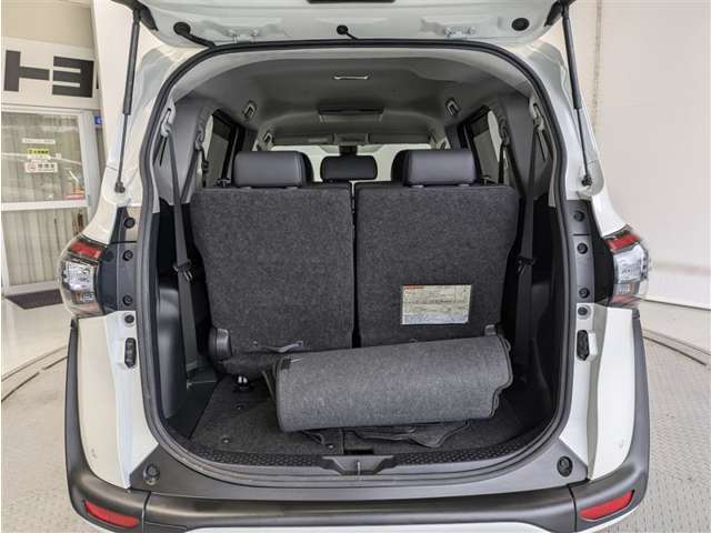 とても広々、大きな開口部の荷室スペースですね。　開口部広々だから、大きな荷物も楽々収納出来ちゃいますね。　荷物スペースは広いほうがいいですよね。