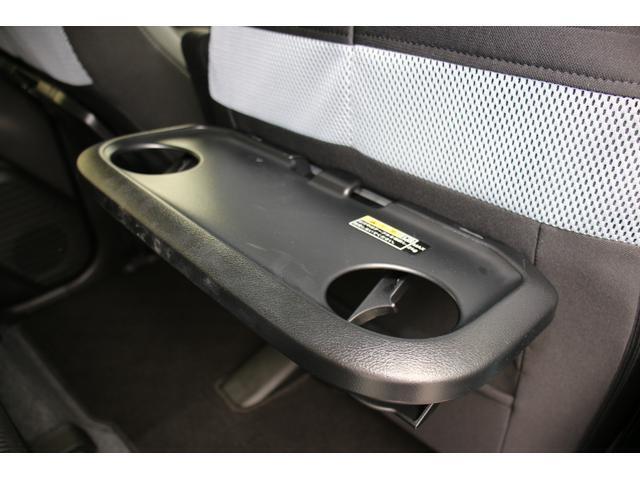 車検整備付メンテナンスパックの整備内容は・エンジンオイル・オイルフィルター・冷却水交換、ブレーキ分解、清掃、給油、調整作業、下回り洗浄作業が含まれております。車検にかかる法定費用は別途頂戴致します。