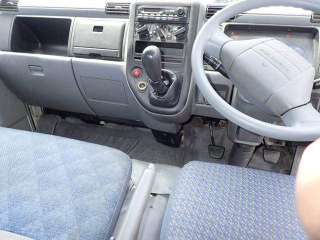 内外装は年式相応、運転席シート座面修理済です(柄違い)。