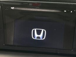 【ディスプレイオーディオ】お持ちのスマホやMP3プレイヤーとの無線接続で音楽再生が可能！コードで繋ぐわずらわしさも無く、手軽にお気に入りの音楽を楽しめます。