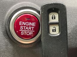 【Hondaスマートキー】カバンやポケットに入れたままでもドアの施錠・解錠が可能なスマートキーを装備。エンジンのオン・オフ時もカギを取り出す必要が無いからとっても便利です♪