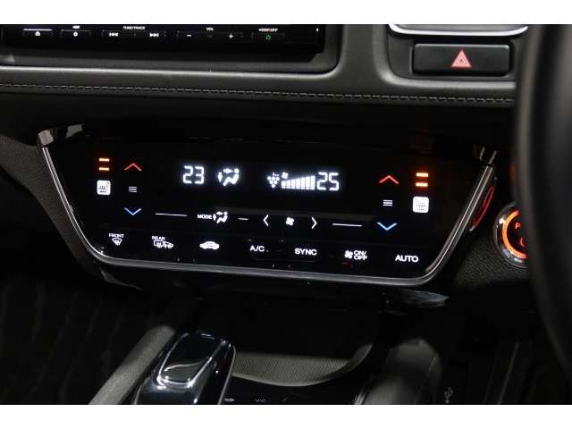 オートエアコンは左右席で独立温度コントロールが可能です。シートヒーター付きで、冷えた車内でもスイッチを押せば数秒で座面と背もたれがあたたかくなります。