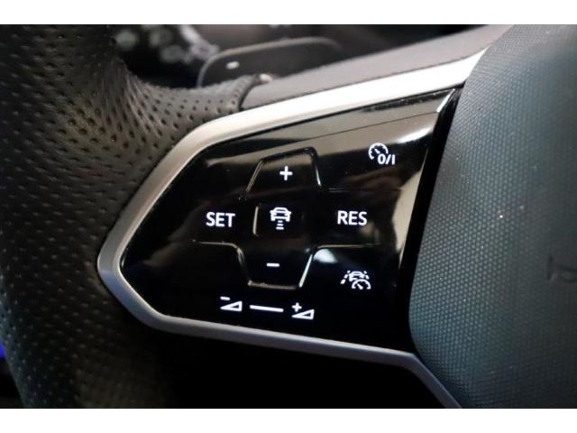《ACC》アダプティブクルーズコントロール（全車速追従機能付）は30-160kmhまで設定可能で、クルーズコントロールにレーダーセンサーを組み合わせたシステムとなります。長距離走行時などでの疲労を低減