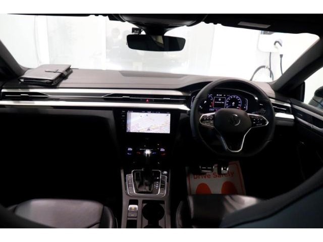 運転席助手席です。安全装備をオプションで追加するのは日本的発想。フォルクスワーゲン車はサイドエアバッグを全車標準で装備しております。