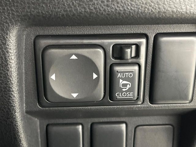 【電動格納ミラー】サイドミラーは電動格納式となっており、狭い駐車場でもキズがつくリスクを抑えられます。