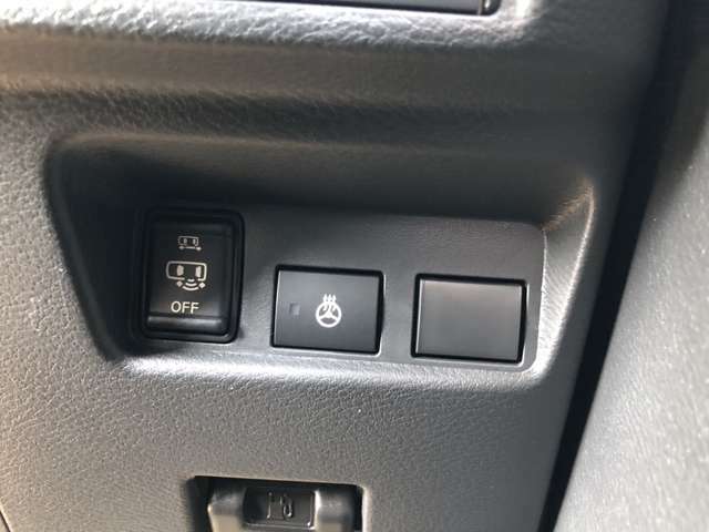 ≪電動ドアスイッチとハンドルヒーター≫　両側電動スライドドアのスイッチと軽自動車では数少ないハンドルヒーターが付いています！