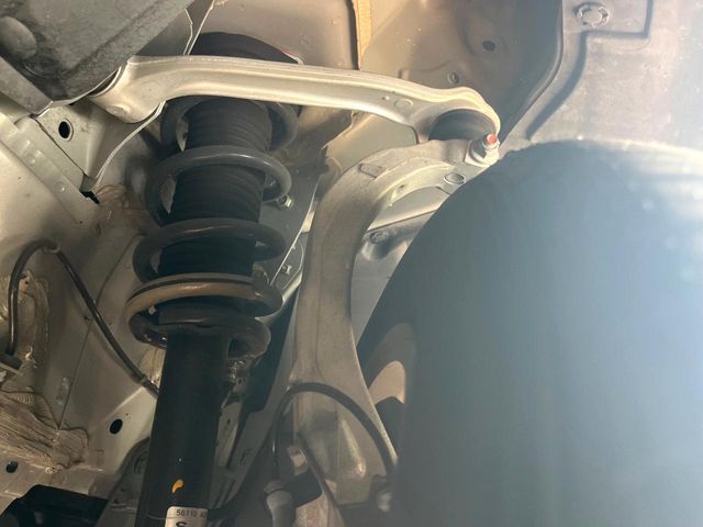 お車を安心してお乗りいただく為には、足回りの定期点検が欠かせません。サービスサポート（有償保証）では無料点検もご提供しており、安心のカーライフをお過ごしいただけるサポート体制が整っています。