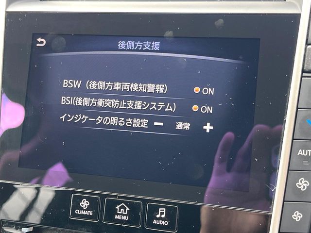 【後方車輛検知】走行中、ドアミラーの死角になりやすい箇所に後続車が接近するとサイドミラー付近に警告を表示、ドライバーに注意喚起をしてくれます。