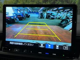 【バックカメラ】駐車時に後方がリアルタイム映像で確認できます。大型商業施設や立体駐車場での駐車時や、夜間のバック時に大活躍！運転スキルに関わらず、今や必須となった装備のひとつです！