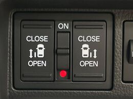 【両側パワースライドドア】スマートキーや運転席のスイッチで後席両側スライドドアの開閉が可能♪電動だから力を入れてドアを開ける必要が無く、小さなお子様でも簡単に開け閉めでき快適です♪