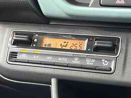 【オートエアコン】一度お好みの温度に設定すれば、車内の温度を検知し風量や温度を自動で調整。暑い…寒い…と何度もスイッチ操作をする必要はありません。快適な車内空間には必須の機能ですね♪