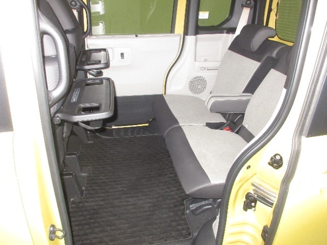 リアシートも綺麗な状態です。