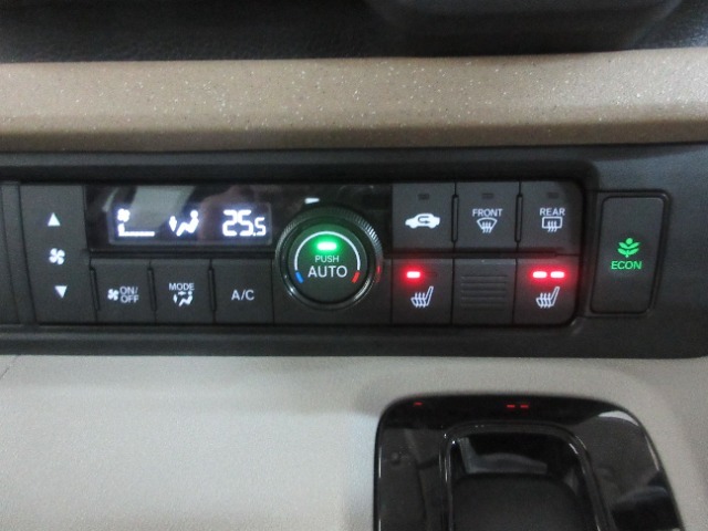 寒い日に嬉しいシートヒーター付き♪シートが暖かくなる装備で、お尻や腰も暖かく、寒い朝もすぐに快適な温度になります！