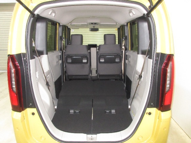 リアシートを倒せば広々としたラゲッジスぺースが出現！シートもワンアクションで簡単に倒すことが出来ます。