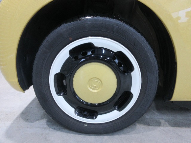 タイヤはスチールホイールで純正のホイールカバーを装備しています。