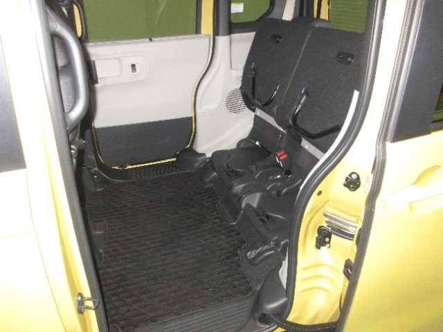 リアシートは座面を跳ね上げることで、高さのあるお荷物や直接シートの上に乗せたくないものなどを積載することが出来ます。