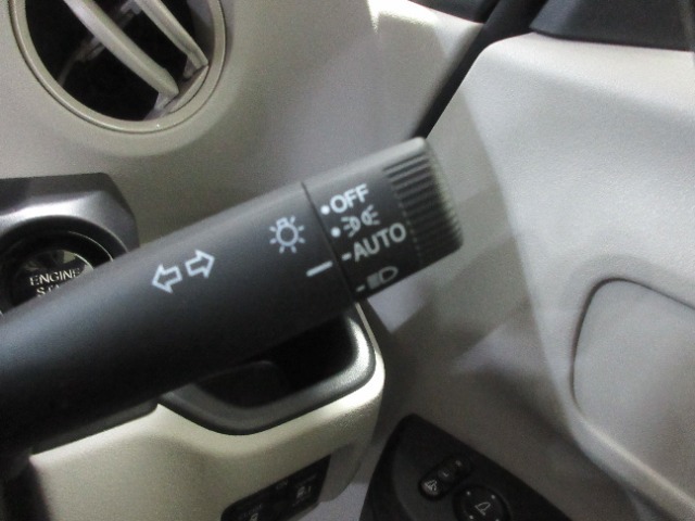 オートライト装備ですのでヘッドライトの点け忘れも予防できます。トンネルでのON-OFFの煩わしさもございません。