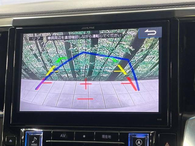 【バックカメラ】駐車時に後方がリアルタイム映像で確認できます。大型商業施設や立体駐車場での駐車時や、夜間のバック時に大活躍！運転スキルに関わらず、今や必須となった装備のひとつです！