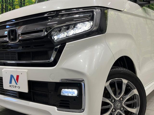 【LEDヘッドライト】悪天候や夜間走行時も良好な視界を確保し安心して運転できる高輝度LEDヘッドライトを装備！点灯速度が早く、消費電力も抑えられています。