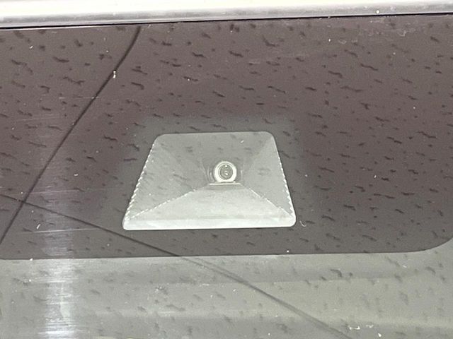 【ホンダセンシング】走行中に前方の車両等を認識し、衝突しそうな時は警報とブレーキで衝突回避と被害軽減をアシスト。より安全にドライブをお楽しみいただけます。
