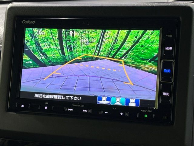 【バックカメラ】駐車時に後方がリアルタイム映像で確認できます。大型商業施設や立体駐車場での駐車時や、夜間のバック時に大活躍！運転スキルに関わらず、今や必須となった装備のひとつです！