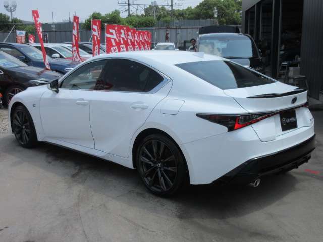 前後コーナーセンサー付きになりますので車庫入れもスムーズになります♪