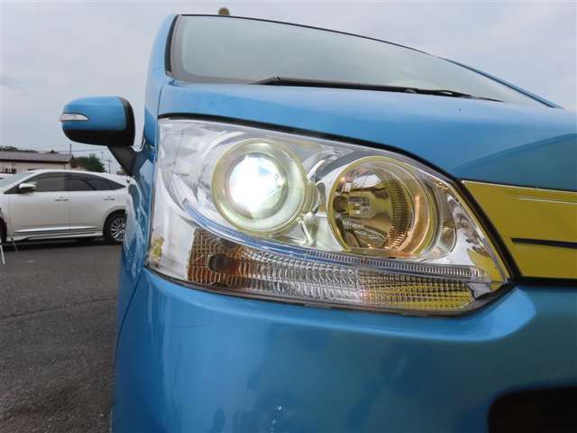 夜のドライブにはとても便利なHID。通常のハロゲンよりも約3倍くらい明るいとされていますので、安全性も向上します。さらに青白い光で見た目もカッコよく、ナイトドライブが楽しくなりそうです。